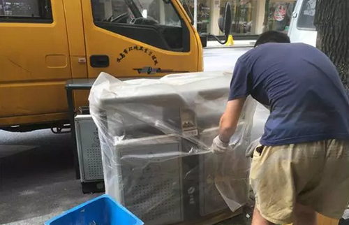    義烏這個果皮箱有“搞頭”，上面還可以發布公益廣告