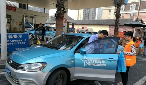 對車窗拋物說不！長沙環衛局免費發放2000個車載垃圾桶