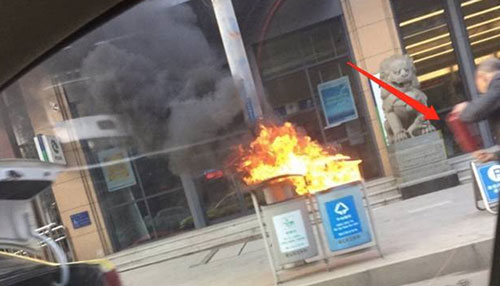  垃圾桶鬧市中突然著火 小黃下車(chē)拿起滅火器稍稍兩下